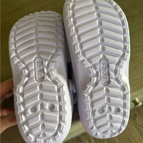 NWT women’s Sherpa lined crocs size 9 lilac - Picture 2 of 3